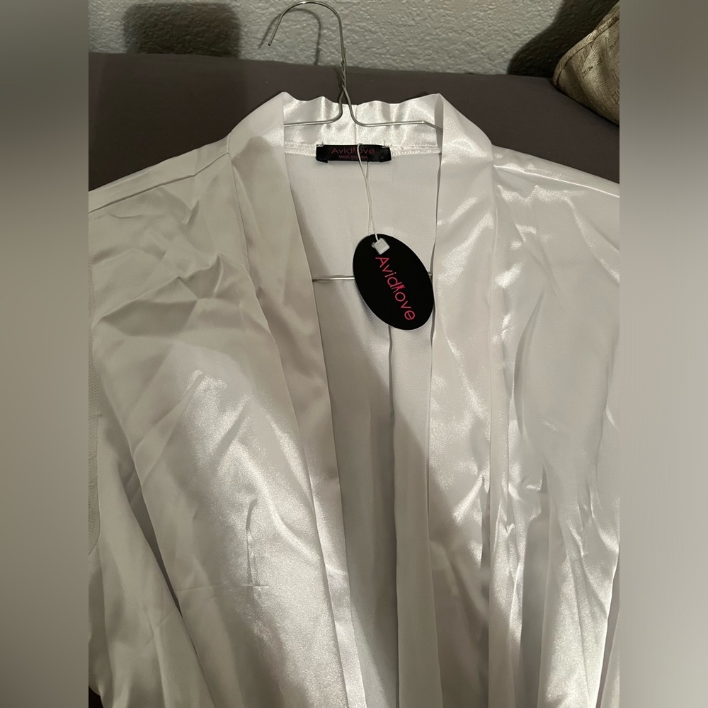 Avidlove brand white silky robe with lace sleeves new with tags size small - Picture 2 of 2